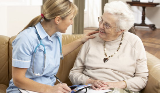 Eine Pflegekraft berät eine Seniorin