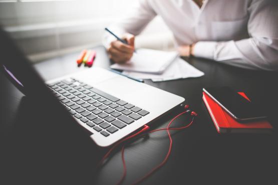 Schreibtisch mit Laptop und Notizen für die Vorsorgeplanung